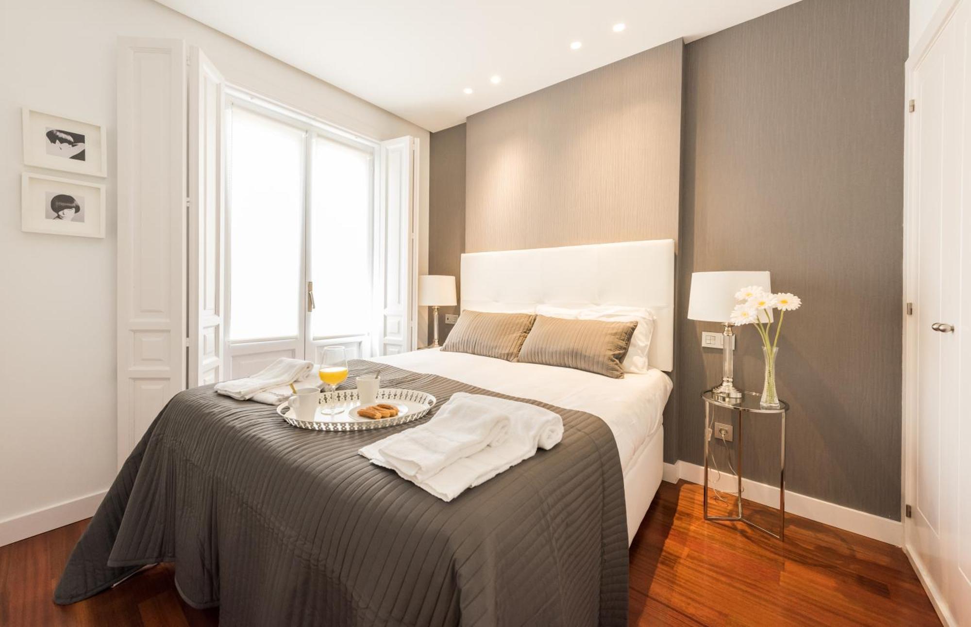 Santa Ana Plaza Apartment Madrid Exterior photo